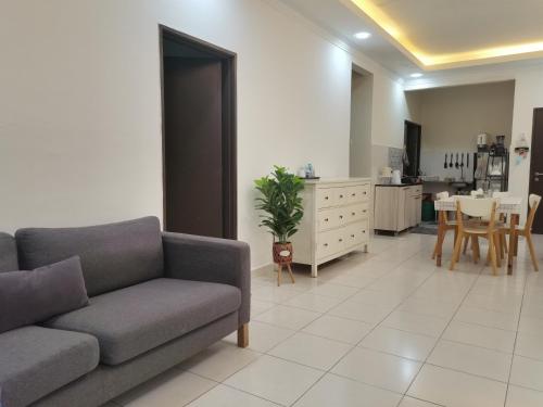 Bandar Puncak AlamYuslina Homestay的客厅配有沙发和桌子