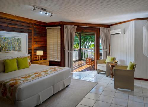 贝圣安那安卡菊海滩度假酒店的一间卧室设有一张床和一个阳台