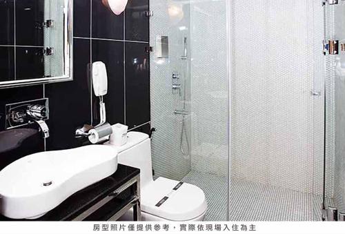 高雄御宿国际商旅-中山馆的带淋浴、卫生间和盥洗盆的浴室