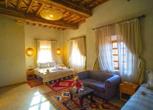 IgdouraneKasbah Hnini的客厅配有床和沙发
