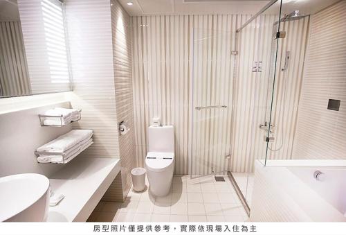 高雄御宿国际商旅-明华馆的带淋浴、卫生间和盥洗盆的浴室