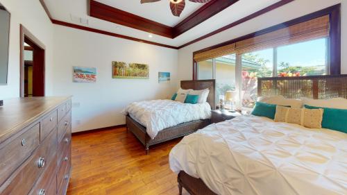 哈普那海滩MAUNA KEA INDULGENCE Indulgent 3BR Waiulaula Home with Stunning View的一间卧室设有两张床和大窗户