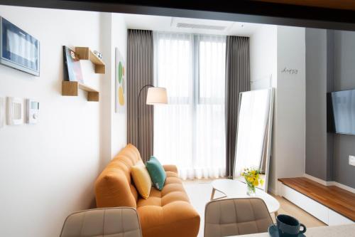 釜山Busan Studio 202的带沙发和电视的客厅