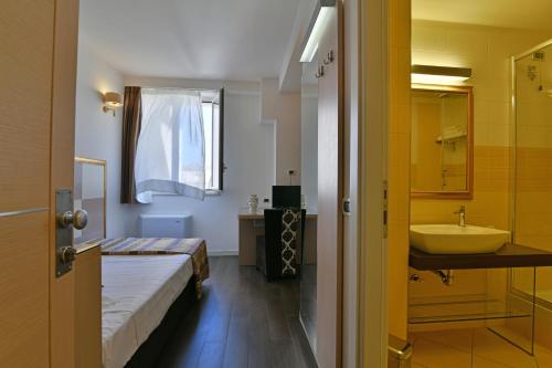 陶尔米纳Hotel Le Chevalier的一间带床、水槽和浴缸的浴室