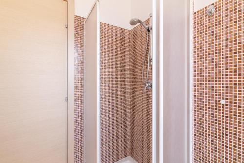 库斯托纳奇Appartamento Custonaci Uno的浴室设有红色瓷砖和淋浴。