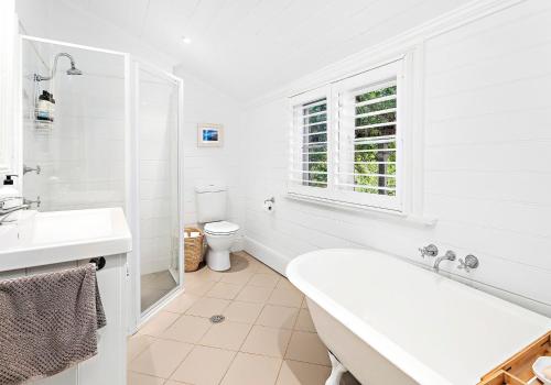 杰林冈Boat Harbour Store Cottage的白色的浴室设有浴缸和卫生间。