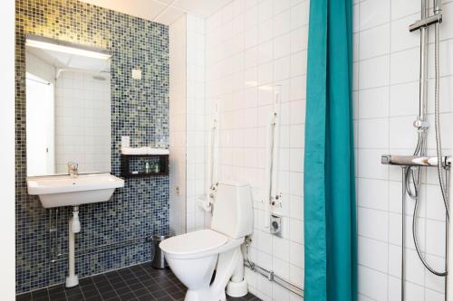 哥德堡Good Morning+ Göteborg City的一间带卫生间和水槽的浴室