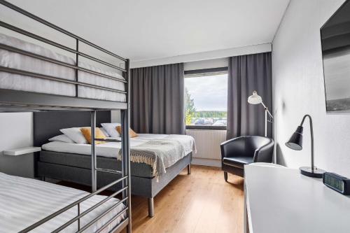 瑟德港贝斯特韦斯特索德尔酒店的酒店客房配有双层床和椅子。