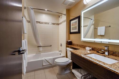 Drayton Valley贝斯特韦斯特德雷顿瓦利全套房酒店的带浴缸、盥洗盆和卫生间的浴室