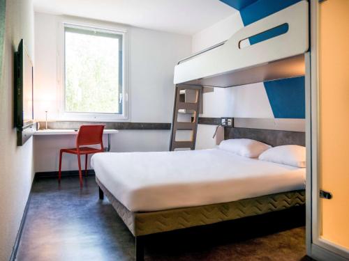 阿尔尚阿尔尚日内瓦堡宜必思快捷酒店的一间卧室配有双层床和书桌