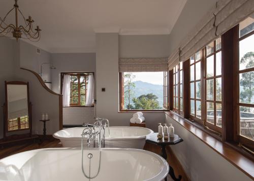 哈顿Ceylon Tea Trails的带窗户的客房内设有带两个浴缸的浴室