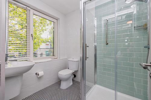 索兹四十四大街酒店的浴室配有卫生间、盥洗盆和淋浴。