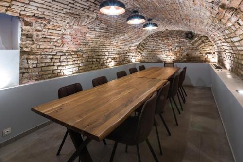 杰尔Apáca 30 Apartman **** Győr的一间会议室,配有木桌和椅子