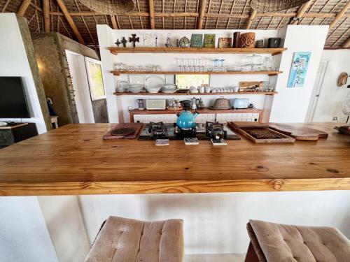 伊尼扬巴内Mar-Me-Quer, Eco Beach Retreat的一间厨房,内设木制台面