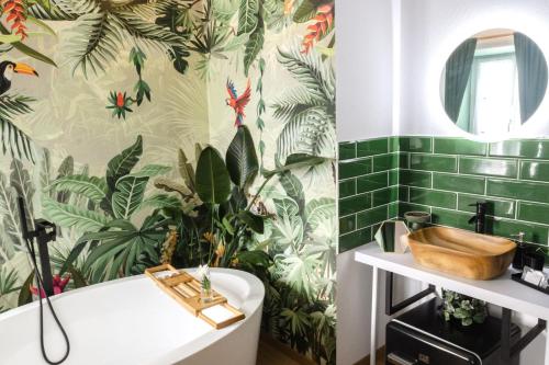圣安德烈Dunakavics XIII Apartman的浴室铺有绿色瓷砖,配有浴缸和水槽。
