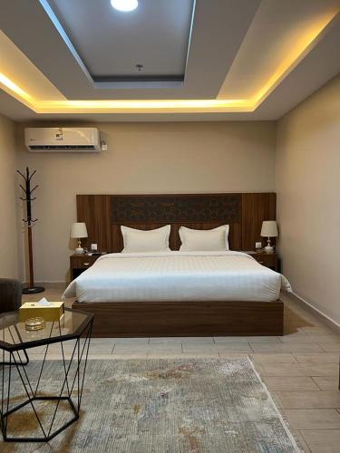 Sīdī Ḩamzahفندق السد الخليجى的一间卧室配有一张大床和两张桌子