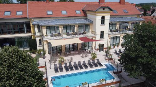 久洛伊丽莎白酒店的享有酒店空中美景,设有游泳池