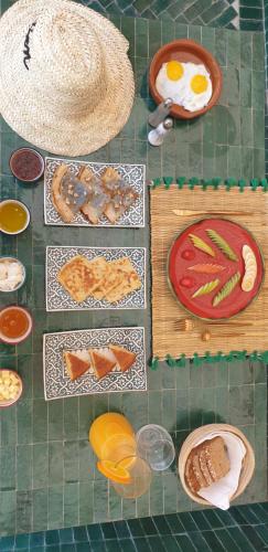 马拉喀什Riad Le Saadien的一张桌子上放着不同类型的食物