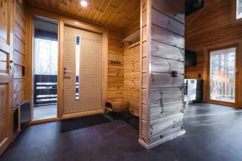基蒂莱Black Work Levi Aihki的客房设有木墙和大窗户。