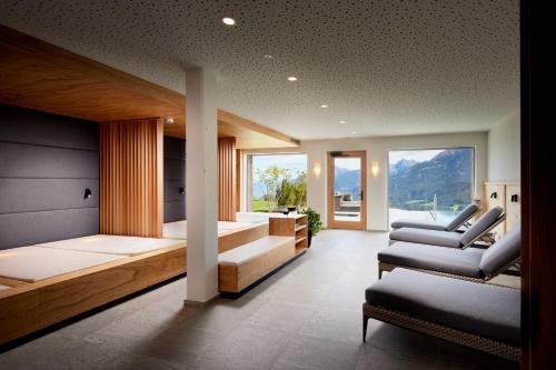皮茨河谷阿兹尔Puitalm - Natur I Apart I Hotel的大型客房设有床和大窗户。