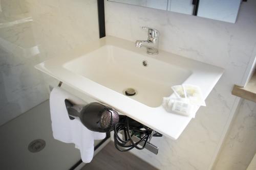 阿尔巴Residence La Quiete的浴室设有白色水槽和镜子