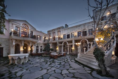 于尔居普萨科里德之家酒店的一座大型豪宅,晚上有石头庭院