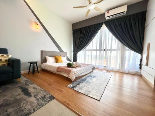 雪邦FREE PARKING # 2 Bed Family BellSuite - Sepang KLIA Kota Warisan的一间卧室设有一张床和一个大窗户