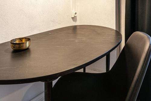 克卢尼商务酒店的一张桌子,上面放着碗,还有两把椅子