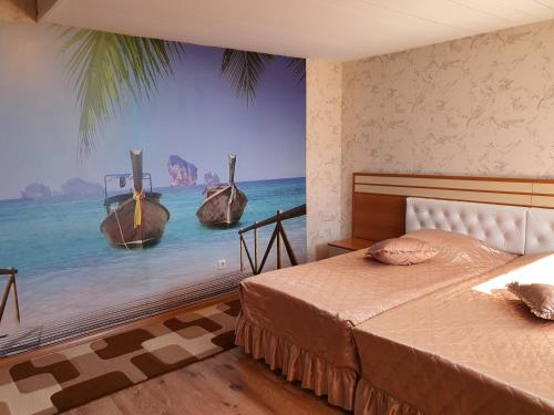 多布里奇多布鲁扎酒店的一间卧室配有两张床,并画有船画