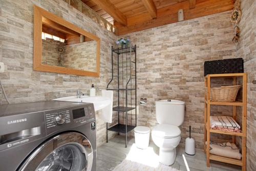 科拉雷侯Villa del Relax的一间带洗衣机、卫生间和水槽的浴室