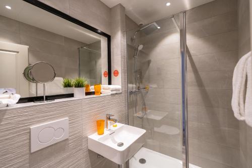 安锡阿洛布罗基斯公园酒店的一间带水槽和淋浴的浴室