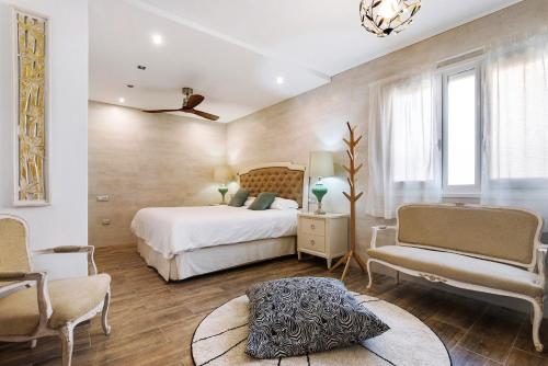 科拉雷侯Villa del Relax的一间卧室配有一张床、一张沙发和椅子