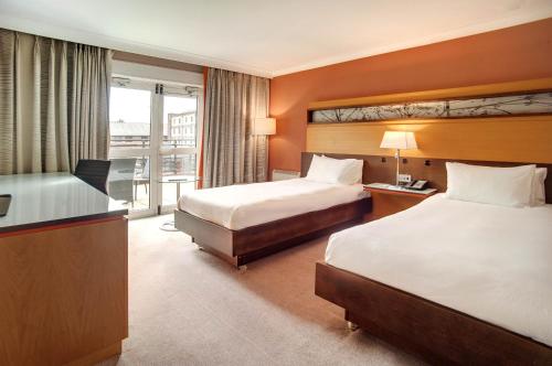 谢菲尔德Best Western Plus The Quays Hotel Sheffield的酒店客房配有两张床和一张书桌