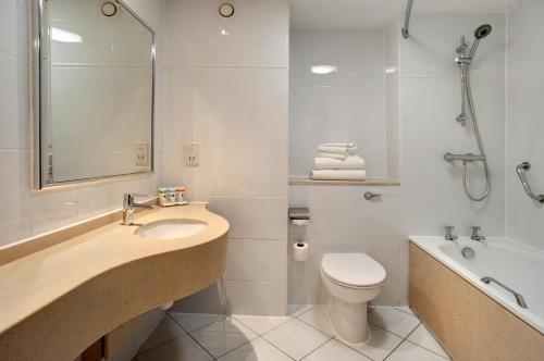 谢菲尔德Best Western Plus The Quays Hotel Sheffield的浴室配有盥洗盆、卫生间和浴缸。