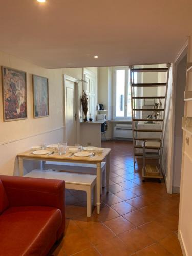 罗马维科罗多利亚公寓的一间带桌子和梯子的客厅