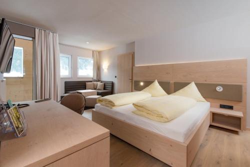 希洛谢克Familotel Alphotel的酒店客房设有床和客厅。