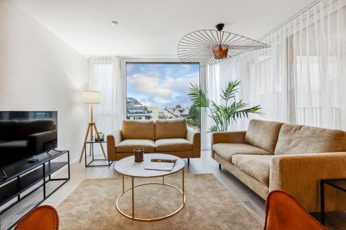 埃帕林格斯Olympia Homes beautifully furnished flats的客厅配有沙发和桌子