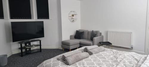 哈利法克斯Ultra-Fine APARTMENTS in CENTRAL HALIFAX的客厅配有床、沙发和电视