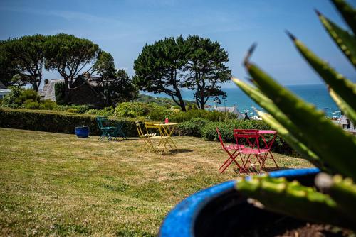 土鲁万布兹讷维兹地区酒店的一组桌子和椅子,在海洋的田野里