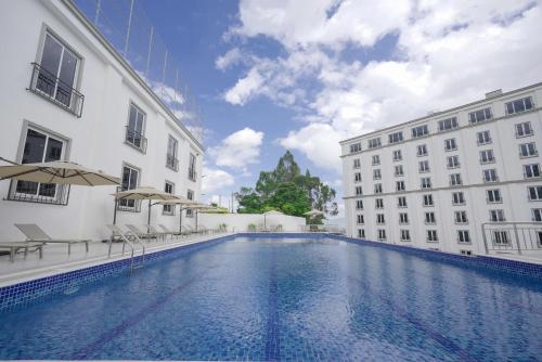 亚的斯亚贝巴Haile Grand Addis Ababa的两栋建筑中间的游泳池