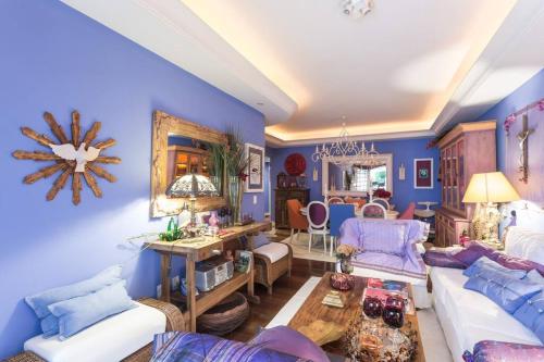 阿雷格里港Morada das Flôres的客厅拥有蓝色的墙壁和白色的家具