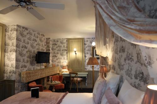 布鲁日Hotel Biskajer by CW Hotel Collection - Adults Only的一间卧室设有一张床和一间客厅。