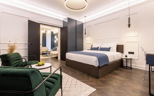 贝尔格莱德首席奢华套房公寓式酒店的一间卧室设有一张床和一间客厅。
