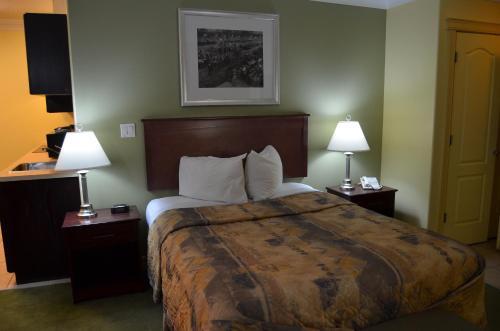 伊努维克伊努维克新星旅馆的酒店客房设有一张大床和两盏灯