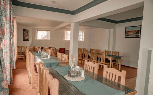 列城zikzik holidays的一间带长桌和椅子的用餐室