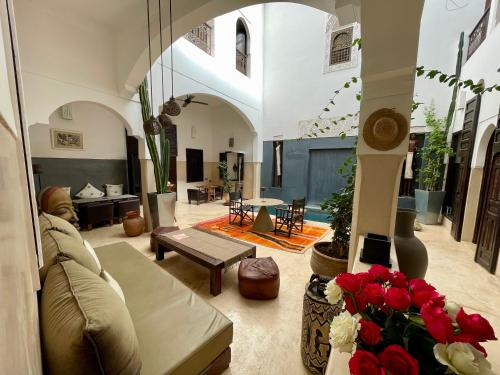 马拉喀什Riad Dar Massai的客厅配有沙发和桌子