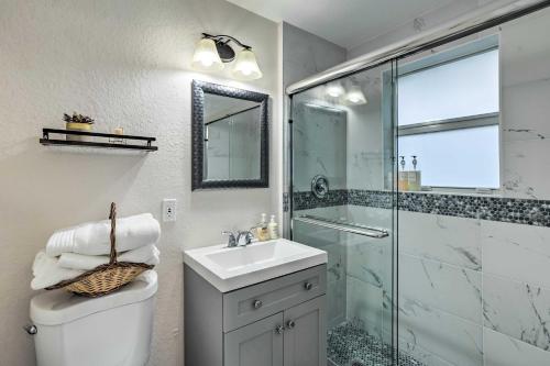 西棕榈滩Inviting Apartment Less Than 2 Mi to Riviera Beach!的带淋浴、卫生间和盥洗盆的浴室