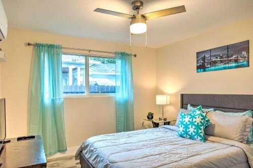 西棕榈滩Turquoise Escape about 1 Mi to Sailfish Marina!的一间卧室配有一张带蓝色窗帘的床和一扇窗户