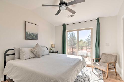卡纳布Updated Townhome with Patio and Red Rock Views!的一间卧室配有一张带吊扇和窗户的床。