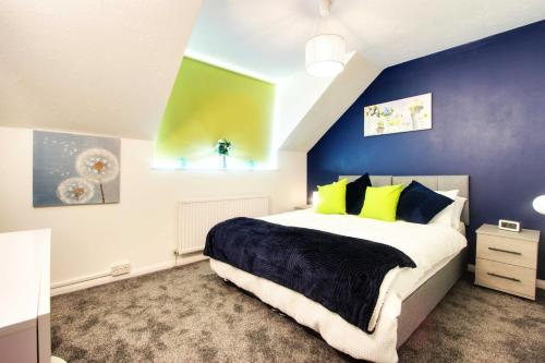 埃奇韦尔Welshside - Modern One Bedroom House, Welsh Harp, NW London By MDPS的一间卧室设有一张大床,拥有黄色和蓝色的墙壁